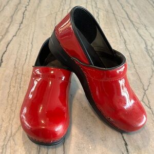 Sanita 41 wide patent leather red